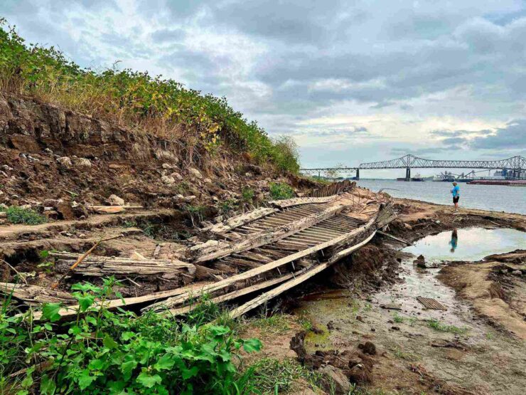 As the water level drops, a shipwreck appeared along the Mississippi River bank