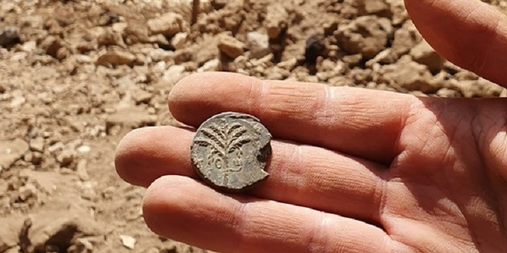 Ancient Hebrew coin from the Jewish uprising against Rome discovered.