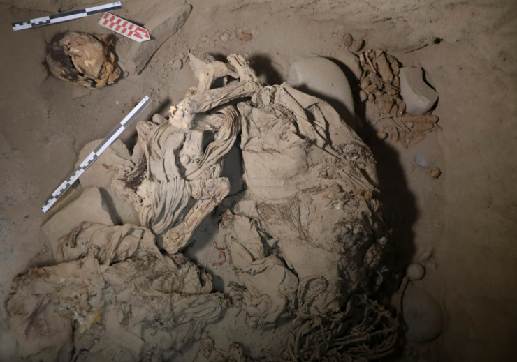 The skeletal remains of a adolescent mummy and parts of a burial bundle found in Cajarmarquilla.
