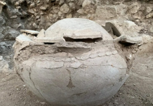 A jade ring found in a ceramic vessel which used in rituals.