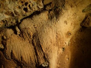 In the light of La Roche-Cotard cave, the world's first artists; Neanderthals