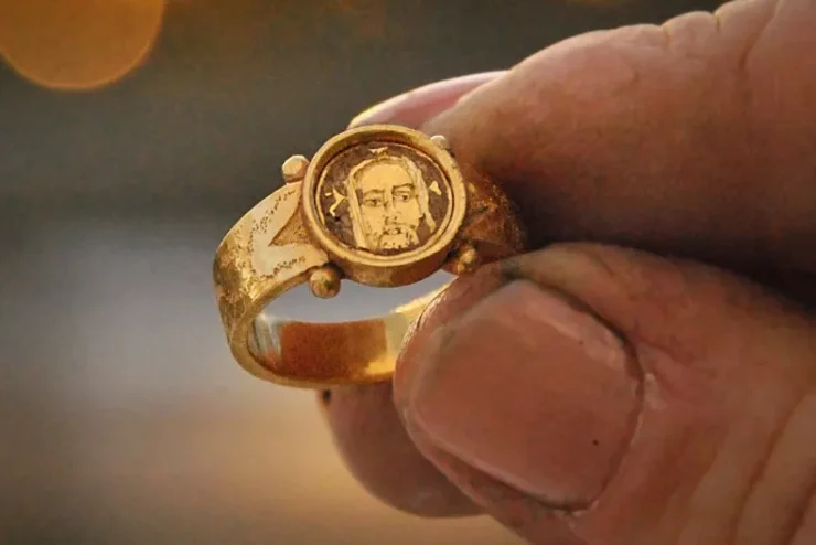 Medieval Alsengem and gold ring with Christ unearthed in Kalmar.